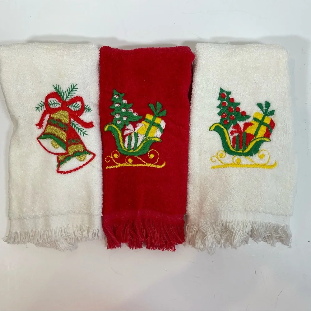 Vintage Bucilla Christmas fingertip towels bathroom hand towels red bells sleigh